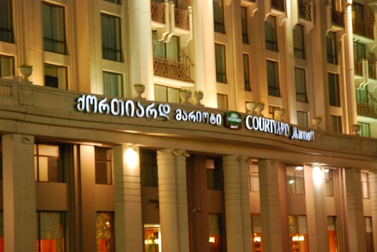 Fasada jednego z dwch w Tbilisi Hoteli Marriott.