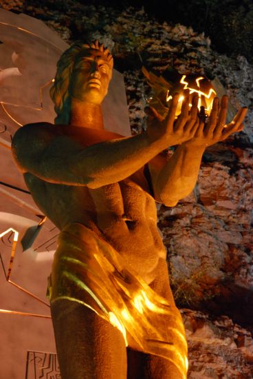 Pomnik bohatera mitologii gruziskiej – Amirana. Wykrad bogom ogie i podarowa go ludziom. 