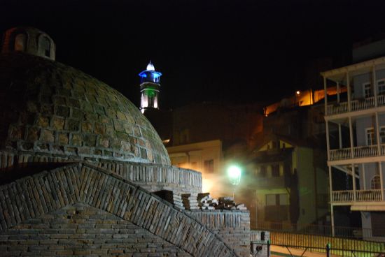 Zza bani wyania si minaret tbiliskiego meczetu oraz secesyjne kamienice Starego Miasta.
